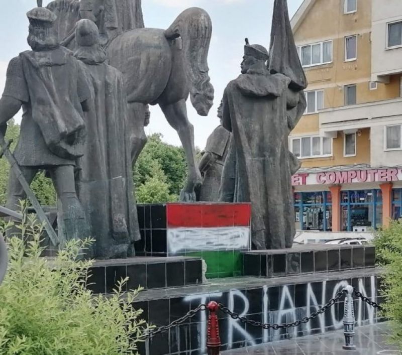 VANDALISM - Statuia lui Mihai Viteazul din Sfântu Gheorghe, vopsită în culorile Ungariei
