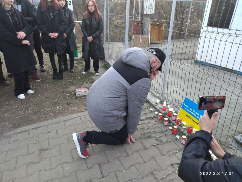 FOTO - Un grup de sigheteni au depus lumânări și flori în memoria celor căzuți nevinovați într-un război nedrept