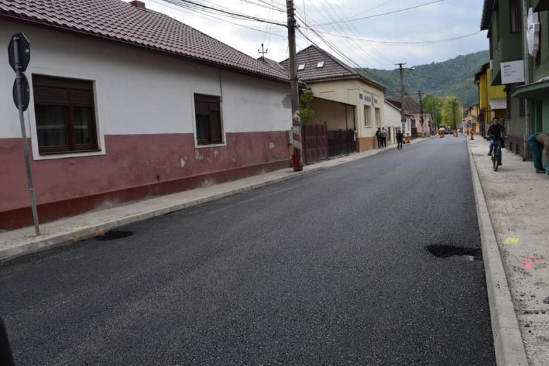 SIGHET - Se toarnă primul strat de asfalt pe strada Mihai Eminescu