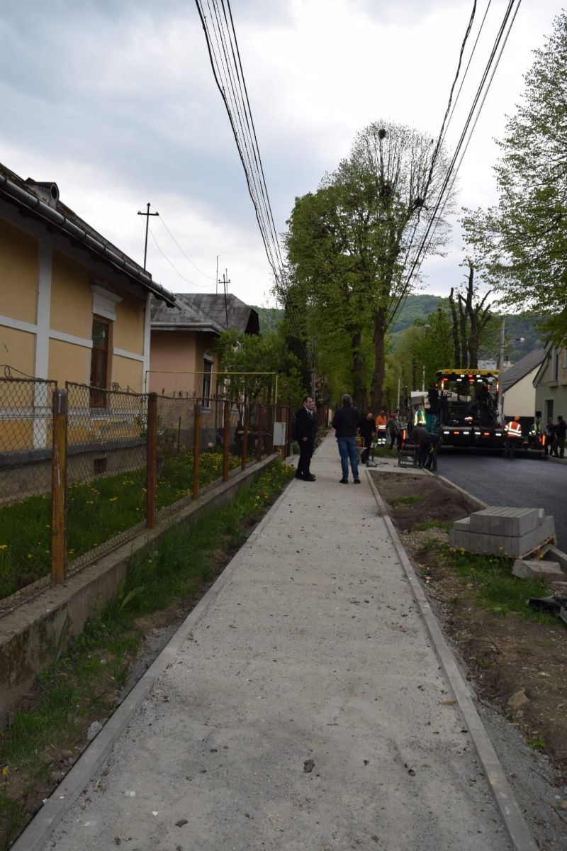 SIGHET - Se toarnă primul strat de asfalt pe strada Mihai Eminescu