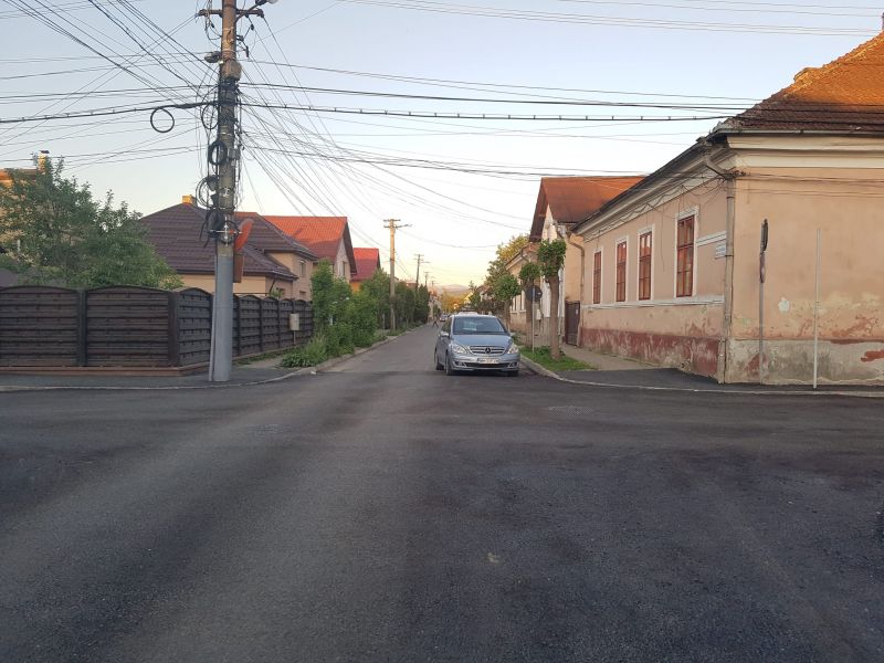 FOTO - Parcare de parcare: Autoturism staționat în mijlocul intersecției și pe mijlocul drumului. Poliția rutieră Sighet doarme