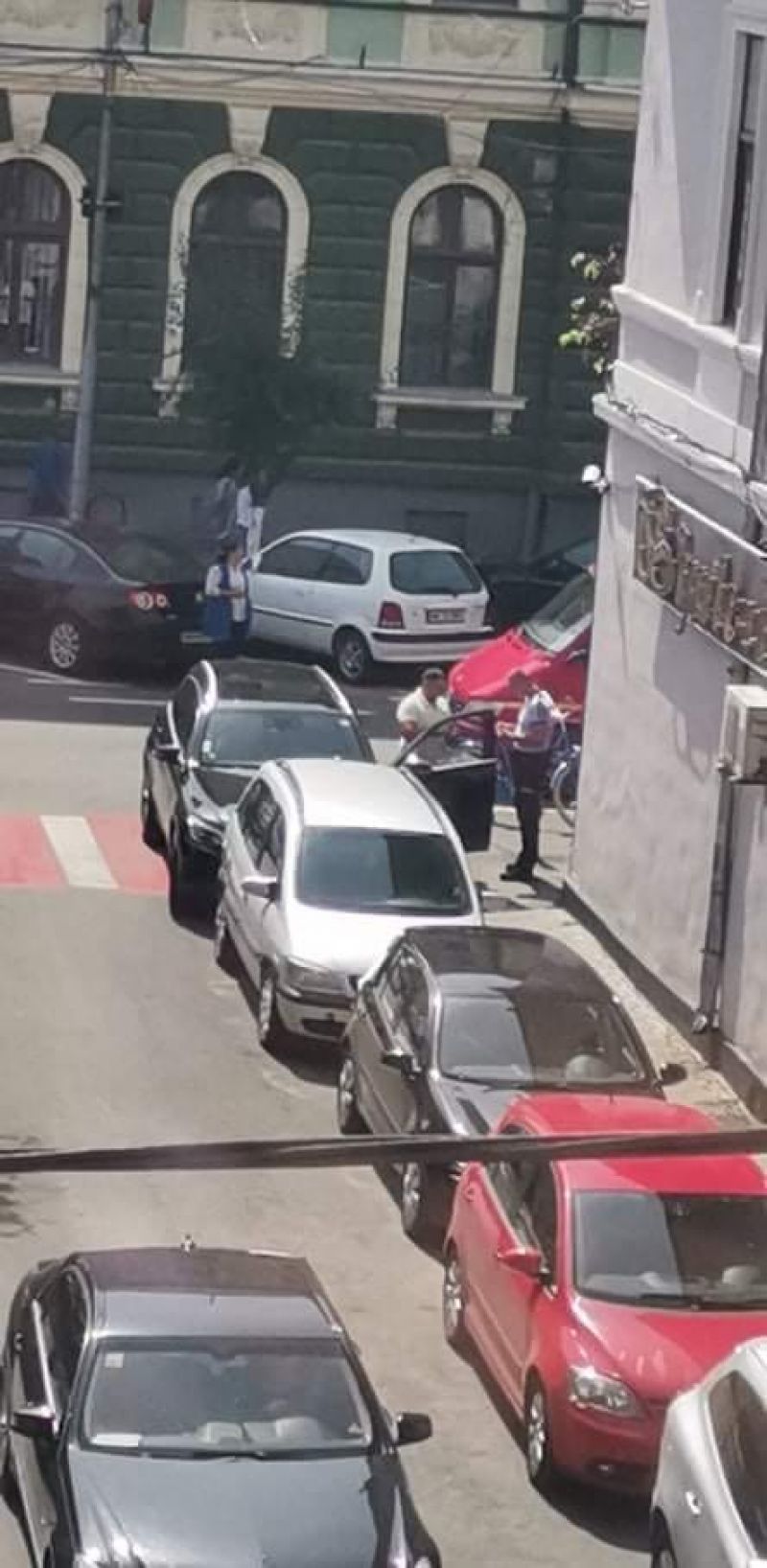 ÎN VESTUL EUROPEI MIELUȘEI, ACASĂ ZMEI - Un „străinez” român, nesimțit cât încape, a parcat pe o trecere pentru pietoni din Sighet, blocând-o complet