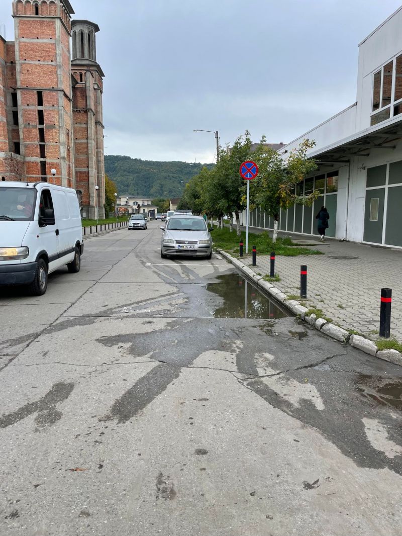 SIGHET - Circulația rutieră pe str. Ioan Buteanu se derulează pe ambele sensuri. Șoferii încă nu sunt obișnuiți cu schimbarea