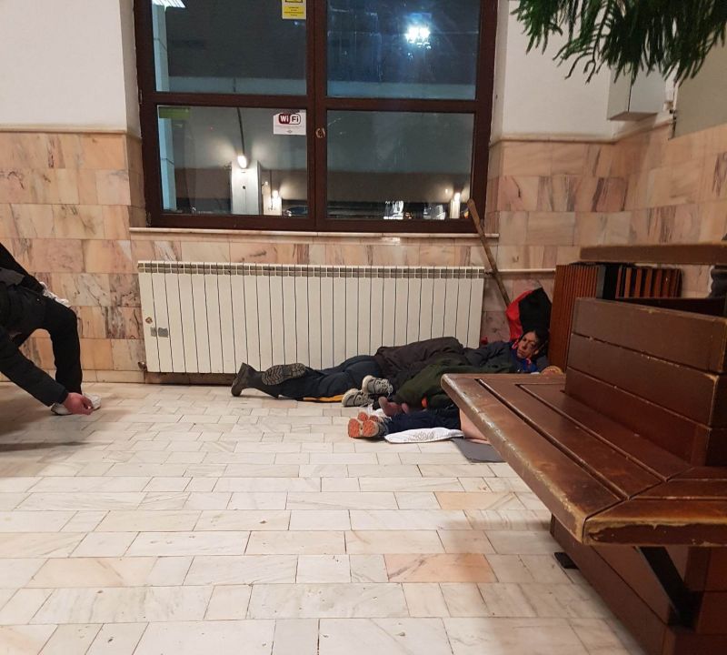 Gara din Cluj-Napoca, rușinea Ardealului - Plin de aurolaci, cerșetori, hoți și boschetari. Șeful gării și Poliția TF total dezinteresați de lege, turiștii străini oripilați