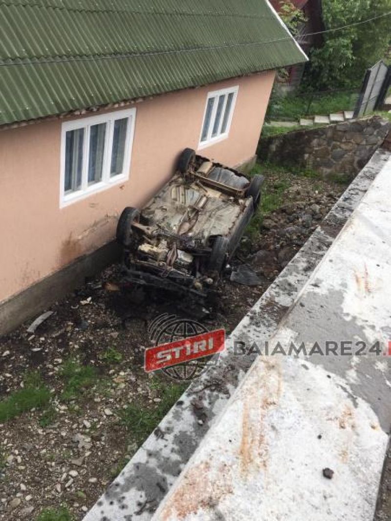 MOISEI - Doi răniţi după ce un şofer a pierdut controlul volanului şi s-a răsturnat cu mașina în peretele unei case