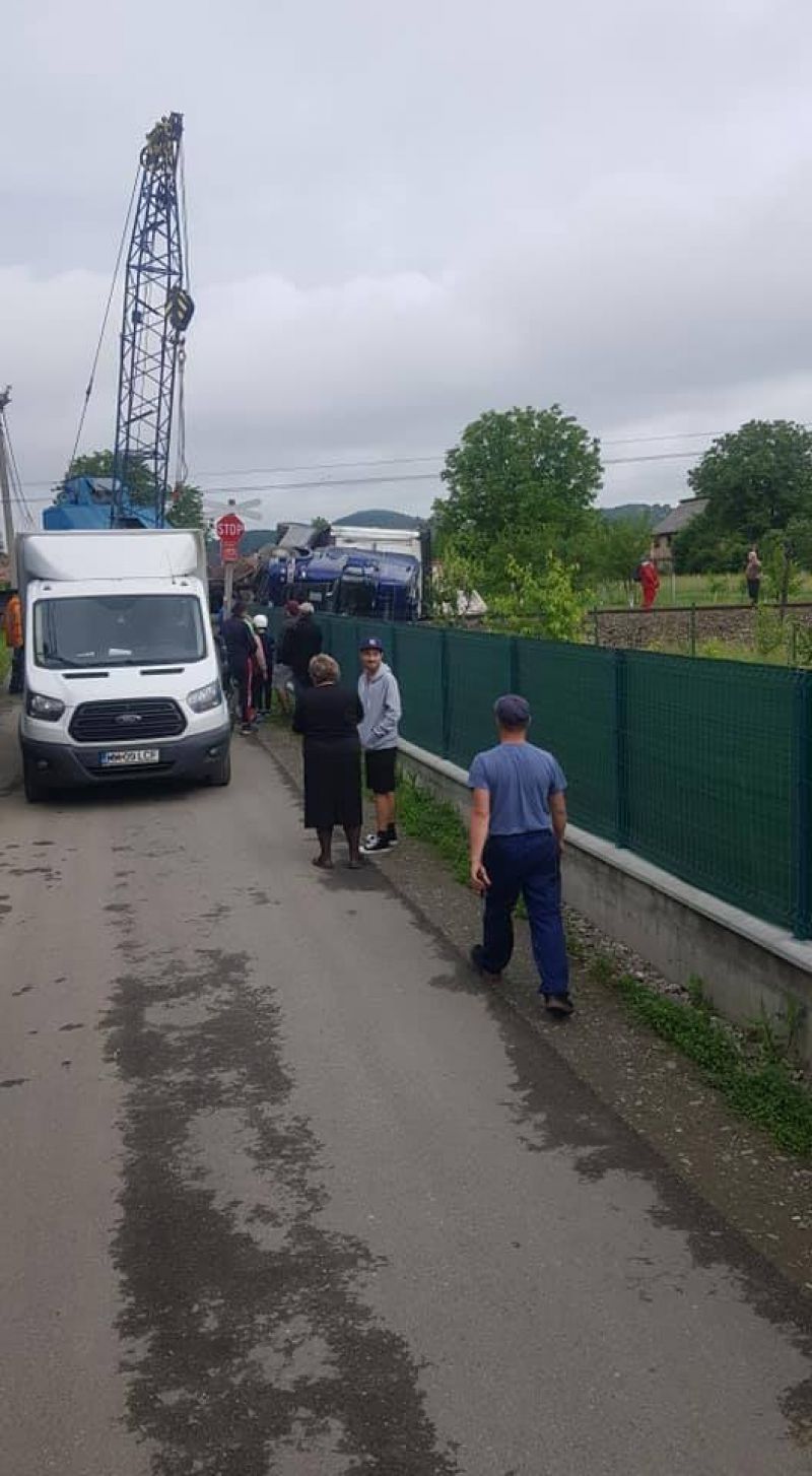 ACTUALIZARE: FOTO - TIR încărcat cu lemne, lovit în plin de tren în satul Tisa de R 4111 Sighetu M - Cluj Napoca