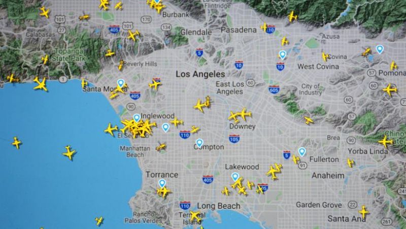 Incident neobișnuit pe aeroportul din Los Angeles. Piloții au raportat un bărbat care zbura printre avioane