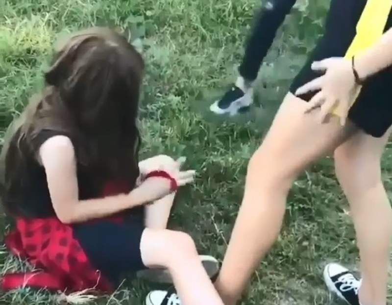 Adolescenta reținută în Târgu Jiu, după ce a bătut o altă fată, lăsată în libertate