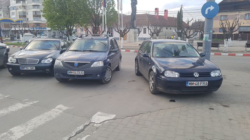 ACTUALIZARE: FOTO - De ce nu face nimic Poliția din Sighet legat de cei care parchează aiurea? Pentru că și ei fac la fel: Autospecială de poliție staționată în stația de autobuz, agentul la cumpărături