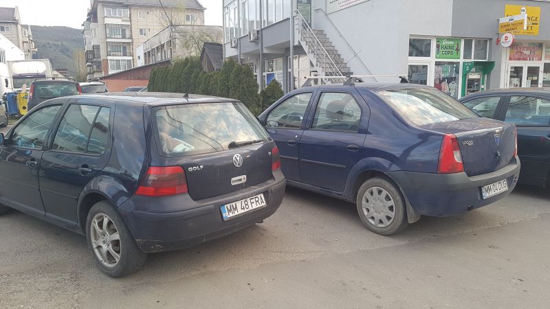 ACTUALIZARE: FOTO - De ce nu face nimic Poliția din Sighet legat de cei care parchează aiurea? Pentru că și ei fac la fel: Autospecială de poliție staționată în stația de autobuz, agentul la cumpărături